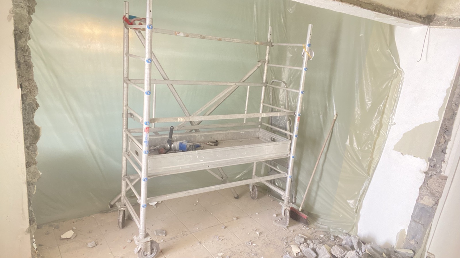 Chantier de rénovation AMBC : échafaudage et protection des murs avant travaux, Bras-Panon